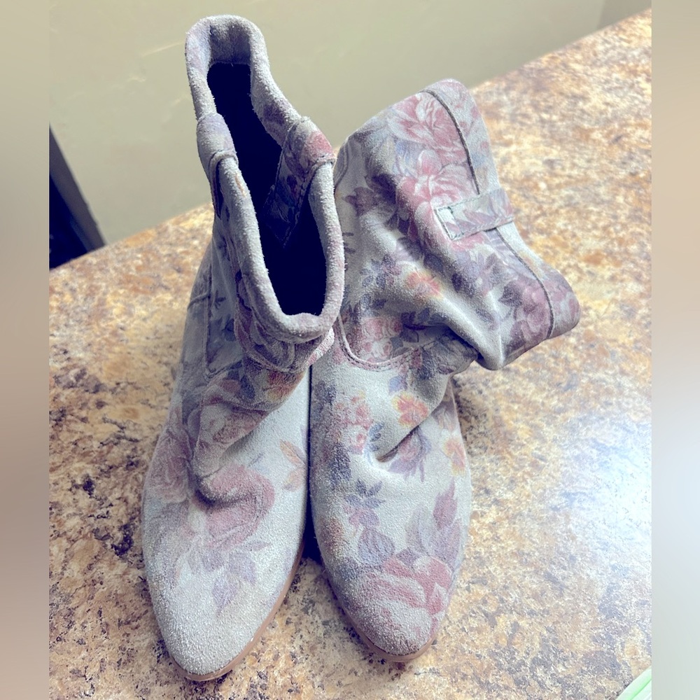 Lavender floral fashion boots.